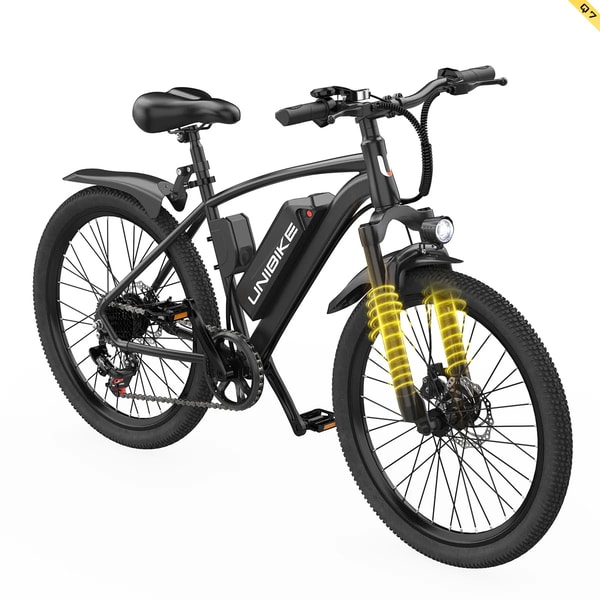 Zwarte Aairsk Q7 elektrische fatbike getoond vanuit een driekwart achteraanzicht met geaccentueerde voorvering, volledige spatborden, verwijderbare accu en brede banden