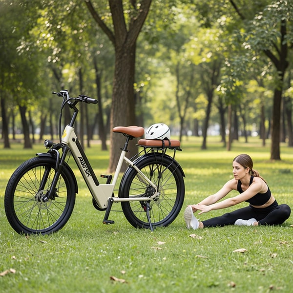 Khaki Aairsk S600 elektrische fiets geparkeerd in een groen park naast een vrouw die rekt, met een witte helm op de achterste bagagedrager