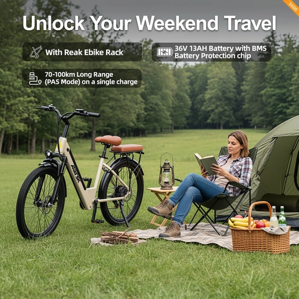 Aairsk S600 elektrische fiets naast een camping met een lezende vrouw, die de bagagedrager, 36V 13Ah accu en het lange trapondersteuningsbereik illustreert