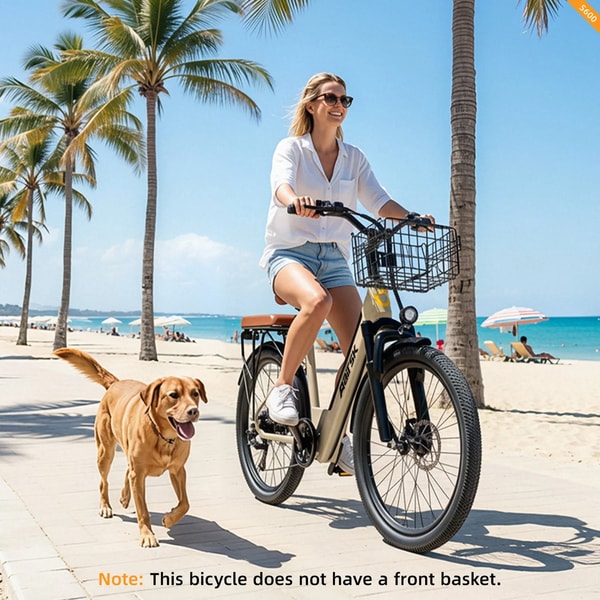 Aairsk S600 elektrische fiets bereden door een vrouw op een zonnige strandpromenade met een hond, palmbomen en een zichtbare voorste koplamp