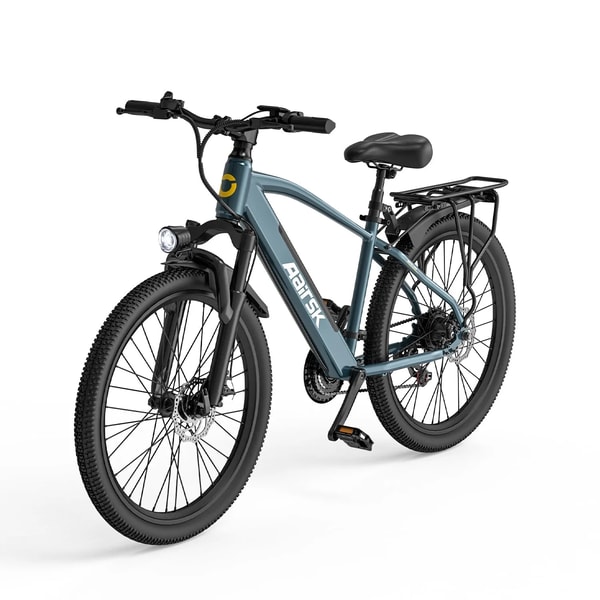 Blauwe Aairsk S800 elektrische fiets getoond vanuit een driekwart vooraanzicht met fatbike banden, bagagedrager, koplamp en schijfremmen