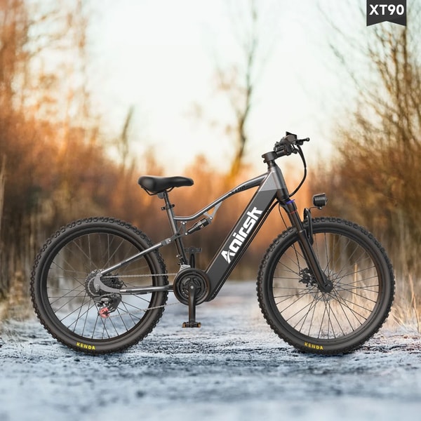 Aairsk XT90 elektrische mountainbike getoond op een natte bosweg met fatbike banden, voorvering en achterdemper