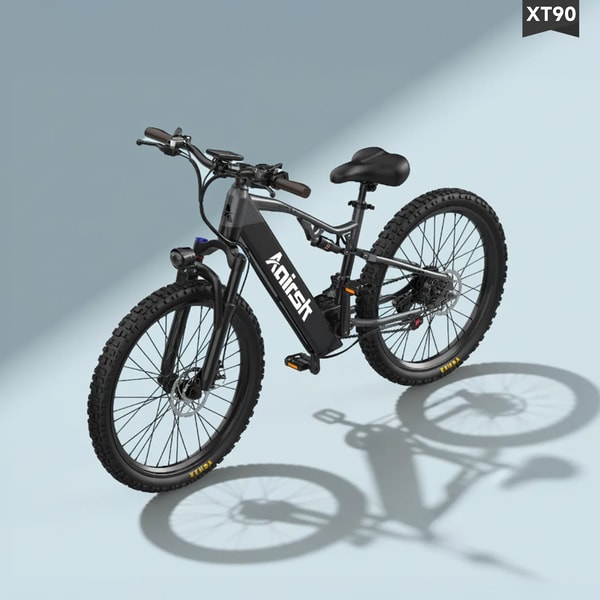 Aairsk XT90 elektrische mountainbike getoond op een studio-achtergrond met voorste koplamp, volledige vering en 26 inch fatbike banden