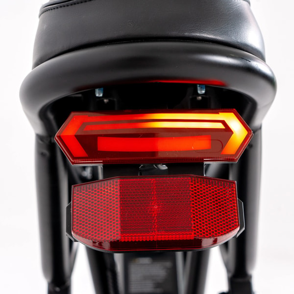 AtlasTrek V8 Max achterste bagagedrager en rood achterlicht van achteren getoond