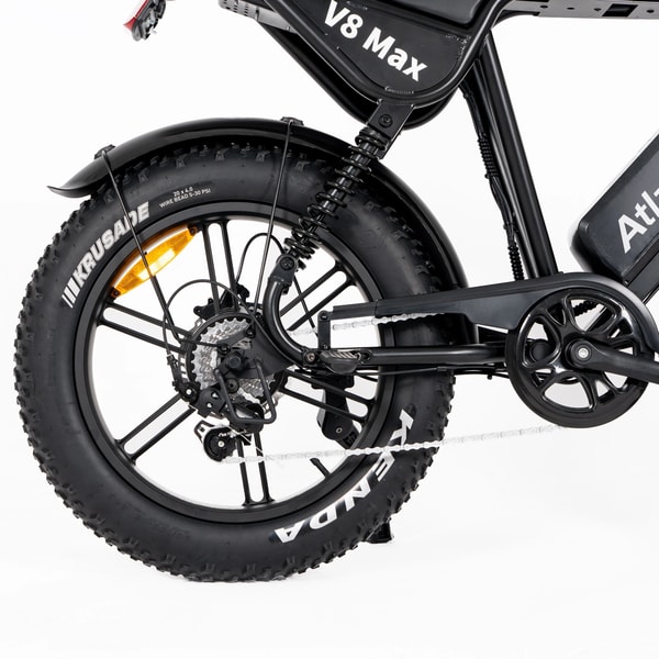 AtlasTrek V8 Max achterschijfrem, derailleur, ketting en cassette in close-up getoond