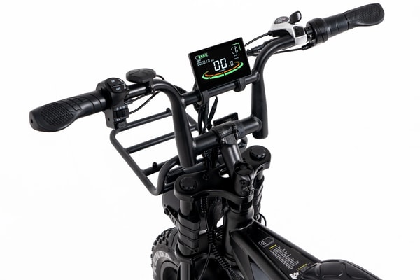 AtlasTrek V8 Max stuur en led-display in close-up getoond met handvatten, remhendels en bedieningselementen