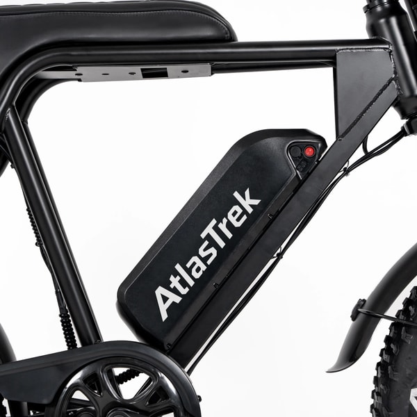 AtlasTrek V8 Max accupakket gemonteerd in het frame met het zichtbare AtlasTrek-logo