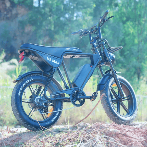Zwarte AtlasTrek V8 Max elektrische fatbike buiten getoond op een grasachtige bosbodem