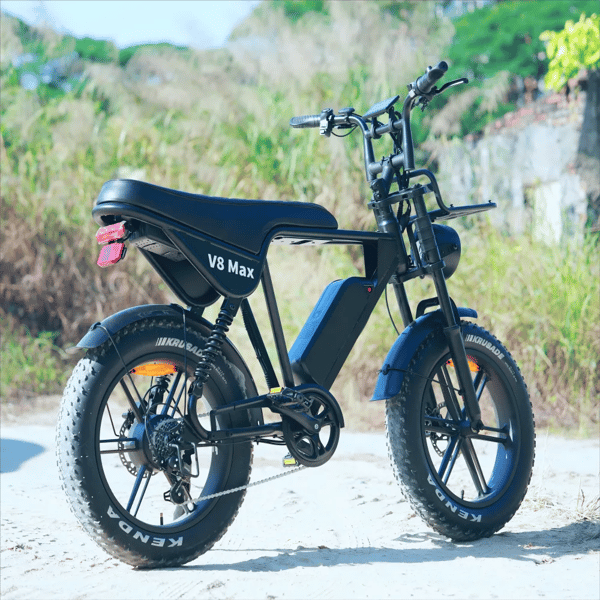 Zwarte AtlasTrek V8 Max elektrische fatbike buiten getoond op een grindpad met gras op de achtergrond