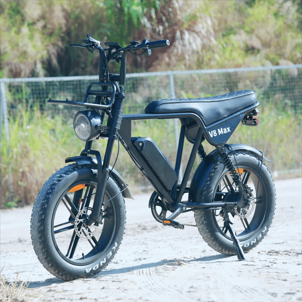 Zwarte AtlasTrek V8 Max elektrische fatbike buiten getoond op een grindpad