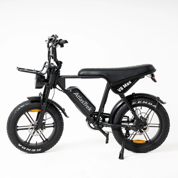 Zwarte AtlasTrek V8 Max elektrische fatbike getoond in zijaanzicht met 20 bij 4 inch Kenda fatbike banden, voorste bagagedrager, lang gewatteerd zadel en volledige vering