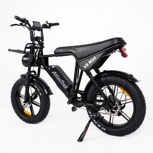 Zwarte AtlasTrek V8 Max elektrische fatbike getoond vanuit een driekwart achteraanzicht met bagagedrager, rood achterlicht, voorste bagagedrager, lang gewatteerd zadel en fatbike banden