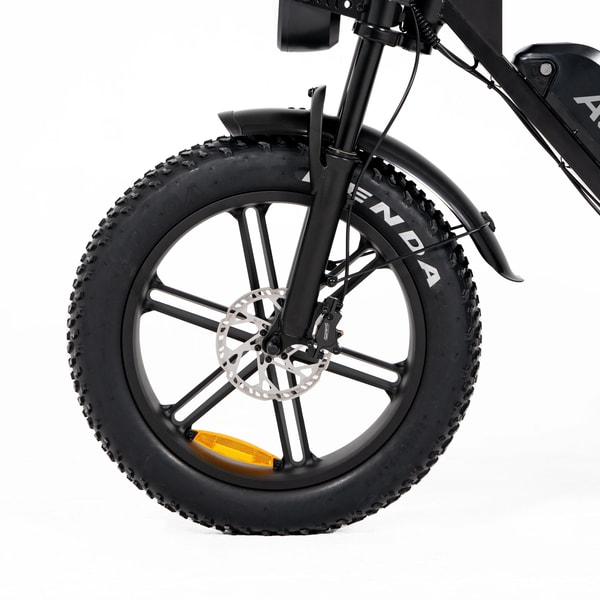 AtlasTrek V8 Max voorwiel close-up die de 20 bij 4 inch Kenda fatbike band, schijfremremschijf en voorvork toont