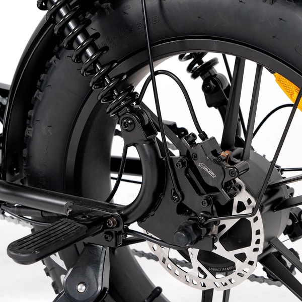 AtlasTrek V8 Max achtervering schroefveer, rem en framehardware in close-up getoond