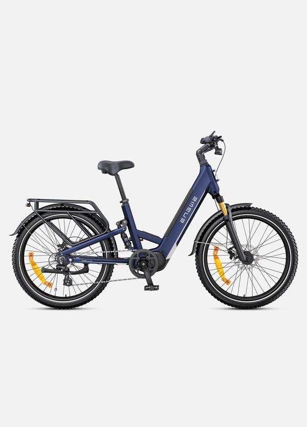 Blauwe Engwe E26 3.0 Pro instap elektrische fiets getoond in zijaanzicht met fatbike banden, voorvering, spatborden en achterste bagagedrager