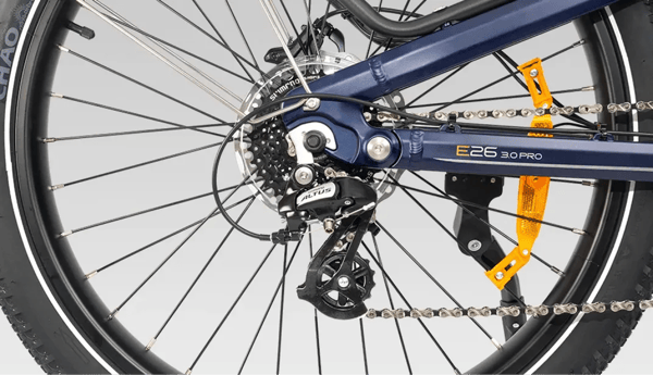 Engwe E26 3.0 Pro achterwiel close-up die de Altus-derailleur, cassette, ketting en oranje reflector toont