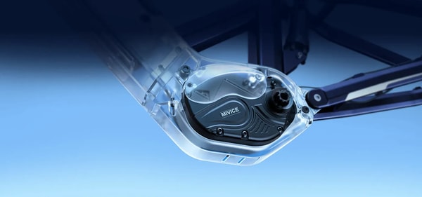 Engwe E26 3.0 Pro middenmotor close-up getoond in een transparante beschermende behuizing