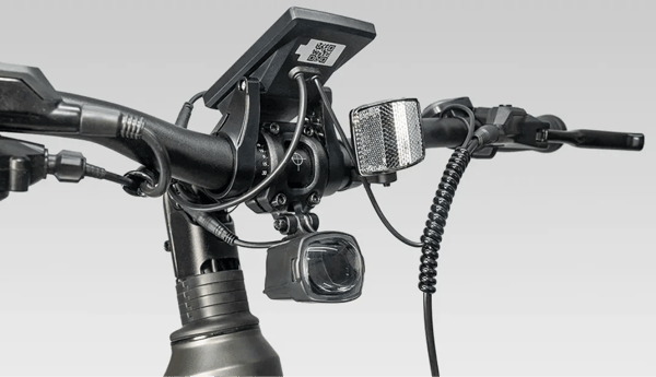 Engwe E26 3.0 Pro stuur close-up die de koplamp, displaybevestiging en voorste bedieningselementen toont