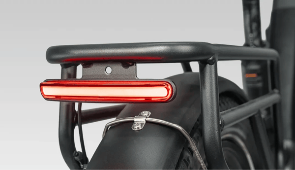 Engwe E26 3.0 Pro achterste bagagedrager close-up die het verlichte rode achterlicht boven het achterspatbord toont
