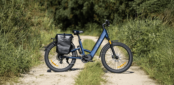 Blauwe Engwe E26 3.0 Pro elektrische fiets met een fietstas geparkeerd op een bospad