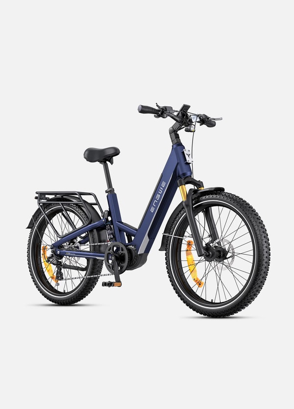 Blauwe Engwe E26 3.0 Pro elektrische fiets getoond vanuit een driekwart vooraanzicht met gouden voorvork, koplamp en brede banden