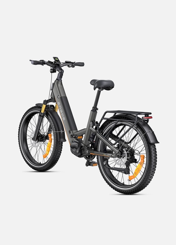 Grijze Engwe E26 3.0 Pro elektrische fiets getoond vanuit een driekwart achteraanzicht met bagagedrager, spatborden en achtervering