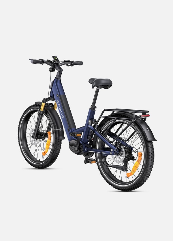 Blauwe Engwe E26 3.0 Pro elektrische fiets getoond vanuit een driekwart achteraanzicht met bagagedrager, spatborden en achtervering
