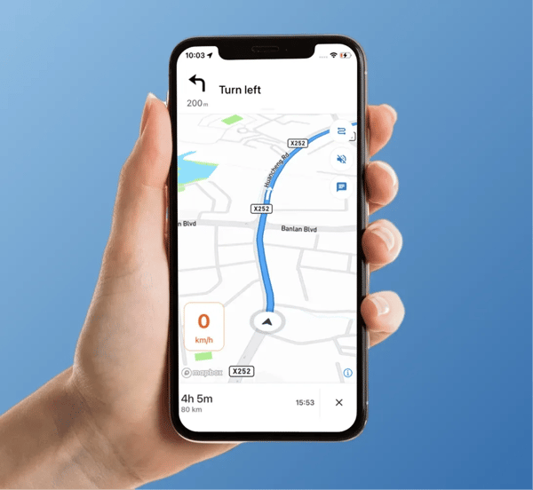 Engwe E26 3.0 Pro smartphone navigatiescherm dat een blauwe route, een linksaf-instructie en de ritafstand toont