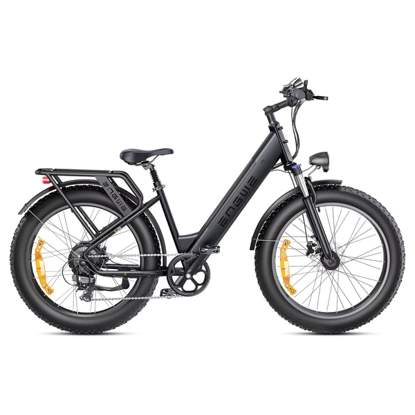 Zwarte Engwe E26 ST elektrische fatbike getoond in zijaanzicht met instapframe, bagagedrager, volledige spatborden, voorvering en brede banden