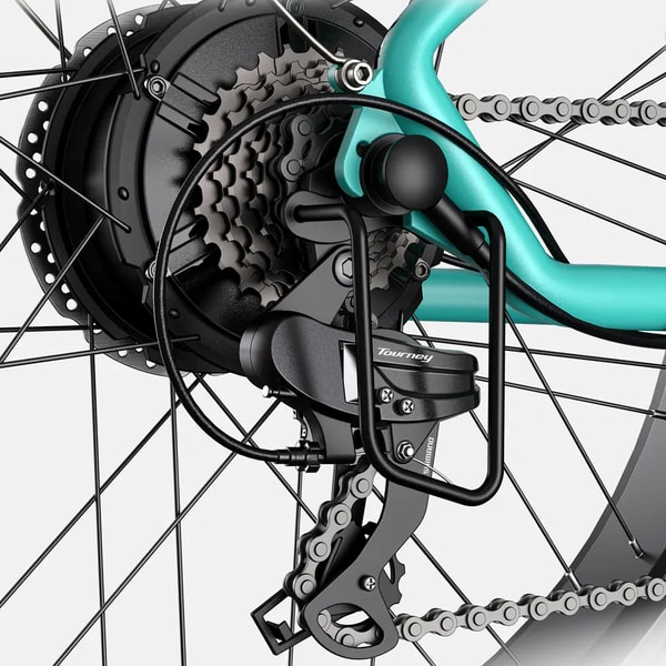 Engwe E26 ST achteraandrijving close-up die de naafmotor, Shimano Tourney derailleur, ketting en cassette op het groene frame toont