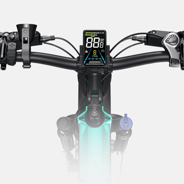 Engwe E26 ST stuur close-up die het lcd-display, bedieningselementen, remhendels en Shimano 7-versnellingschakelaar toont