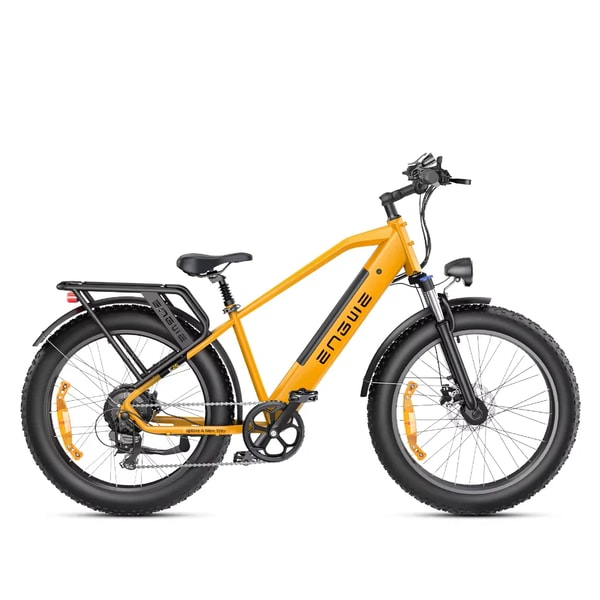Gele Engwe E26 elektrische fatbike getoond in zijaanzicht met bagagedrager, volledige spatborden, voorvering, geveerde zadelpen en brede banden