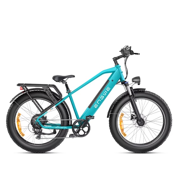 Groene Engwe E26 elektrische fatbike getoond in zijaanzicht met bagagedrager, volledige spatborden, voorvering, geveerde zadelpen en brede banden