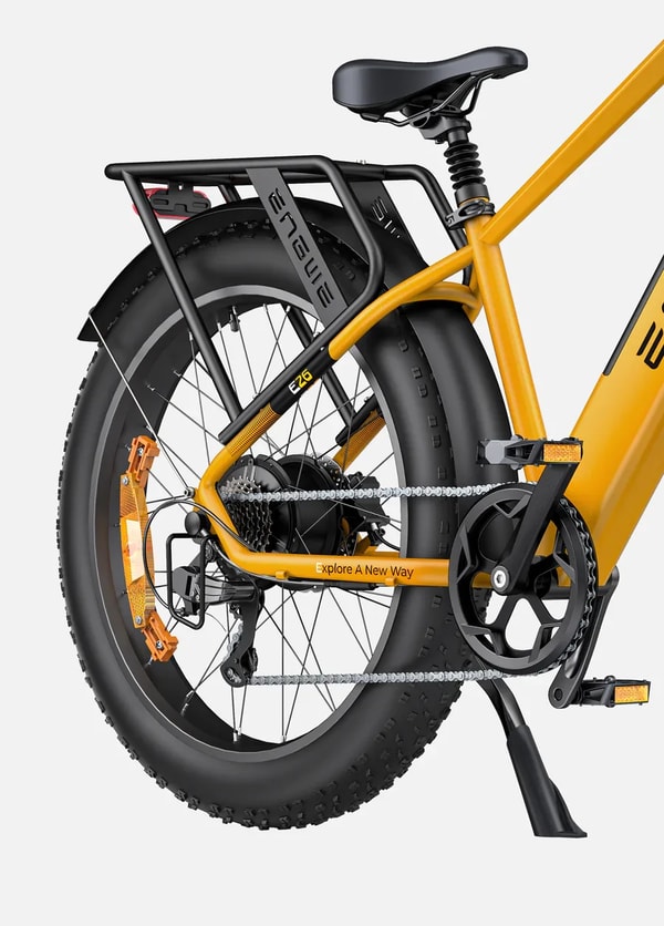 Gele Engwe E26 achterkant close-up die de naafmotor, Shimano Tourney derailleur, ketting, bagagedrager en fatbike band toont