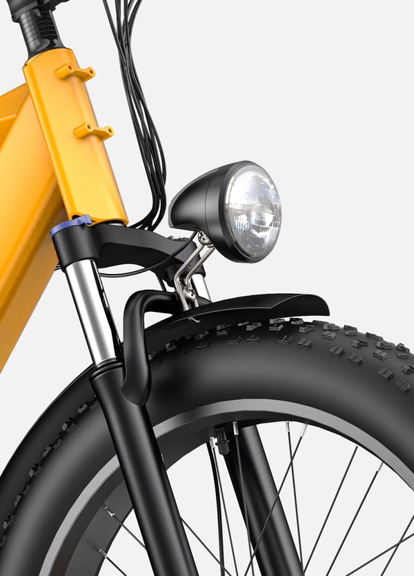 Gele Engwe E26 voorkant detail close-up die de ronde koplamp, voorvork, voorspatbord en fatbike band toont