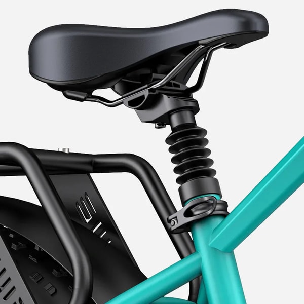 Groene Engwe E26 close-up die het gewatteerde zadel, geveerde zadelpen, bagagedrager en fatbike band toont