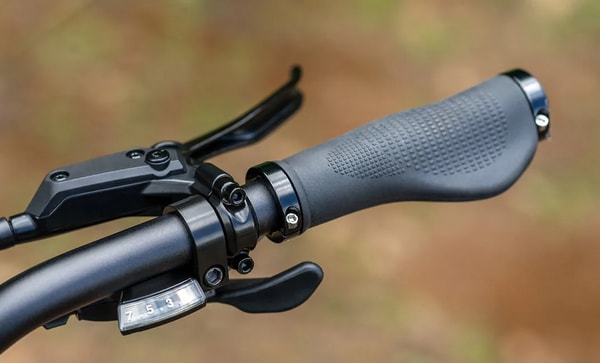 Engwe EP-2 3.0 Boost handlebar close-up showing the textured grip, brake lever and seven-speed gear shifter