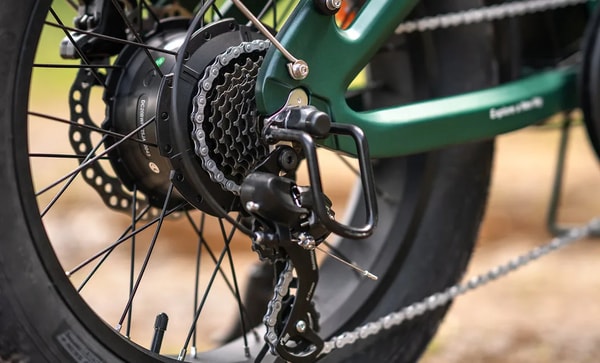 Engwe EP-2 3.0 Boost rear drivetrain close-up showing the motor hub, cassette, chain and rear derailleur beside the fat tire