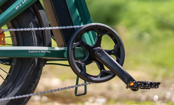Engwe EP-2 3.0 Boost crankset and platform pedal close-up with the chainring, chain and green frame visible