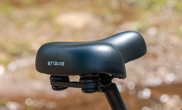 Engwe EP-2 3.0 Boost dual saddle close-up showing the padded black seat design and suspension springs