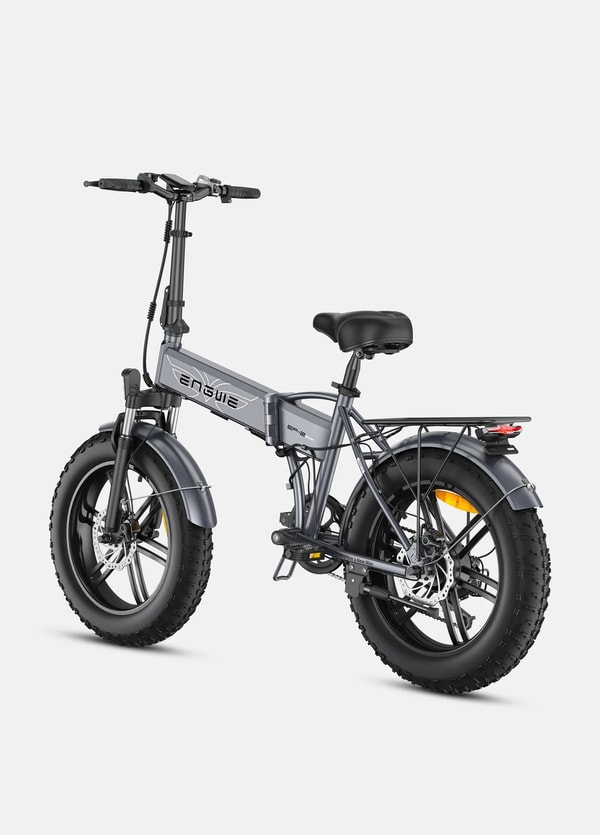 Grijze Engwe EP-2 BOOST opvouwbare elektrische fatbike getoond vanuit een driekwart achteraanzicht met bagagedrager, achterlicht en volledige spatborden