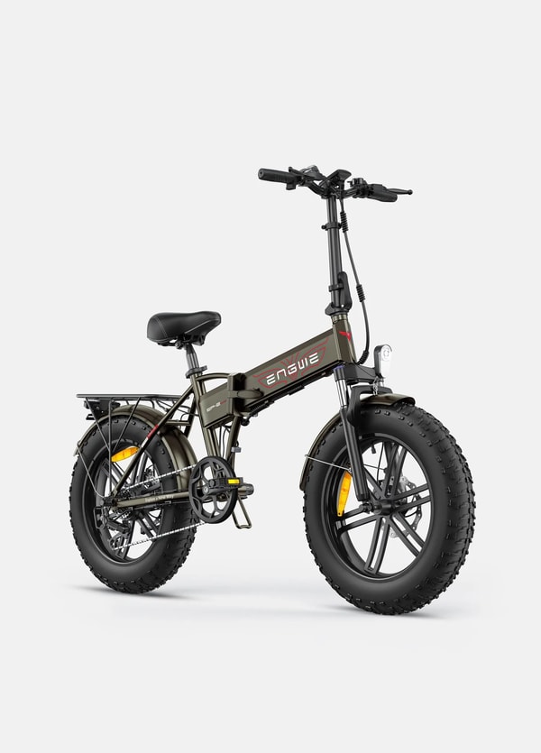 Bruine Engwe EP-2 BOOST opvouwbare elektrische fatbike getoond vanuit een driekwart vooraanzicht met koplamp, veringsvork en bagagedrager