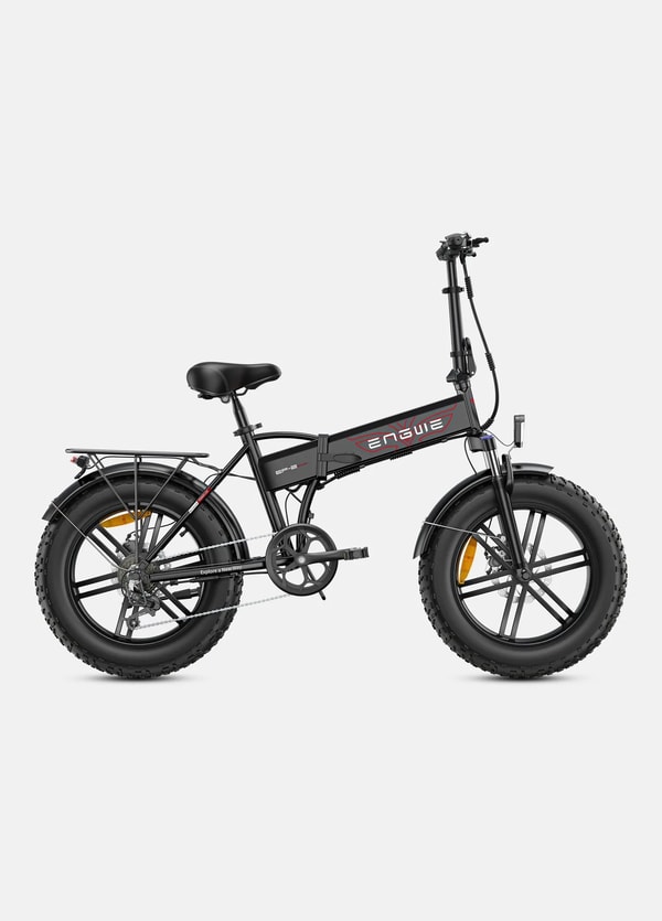 Zwarte Engwe EP-2 BOOST opvouwbare elektrische fatbike getoond in zijaanzicht met bagagedrager, volledige spatborden, voorvering en brede banden