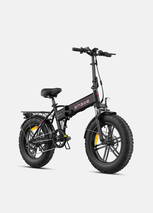 Zwarte Engwe EP-2 BOOST opvouwbare elektrische fatbike getoond vanuit een driekwart vooraanzicht met koplamp, voorvering en bagagedrager
