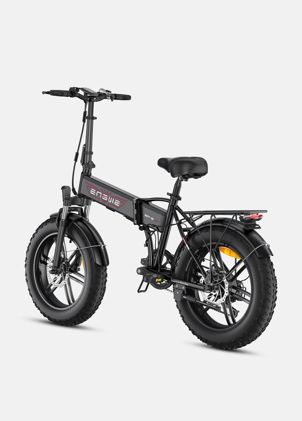 Zwarte Engwe EP-2 BOOST opvouwbare elektrische fatbike getoond vanuit een driekwart achteraanzicht met bagagedrager, achterlicht en brede banden