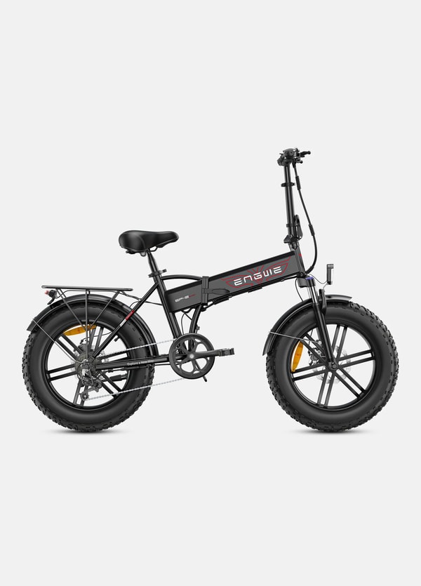 Zwarte Engwe EP-2 Pro elektrische fatbike getoond in zijaanzicht met bagagedrager, voorvering, volledige spatborden en fatbike banden