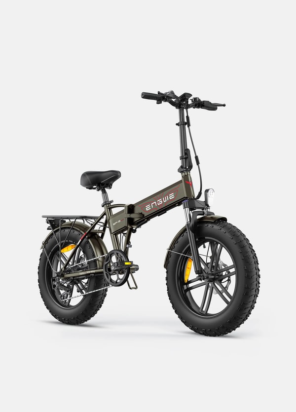 Bruine Engwe EP-2 Pro elektrische fatbike getoond vanuit een driekwart vooraanzicht met voorlicht, voorvork, opvouwbaar frame en brede banden