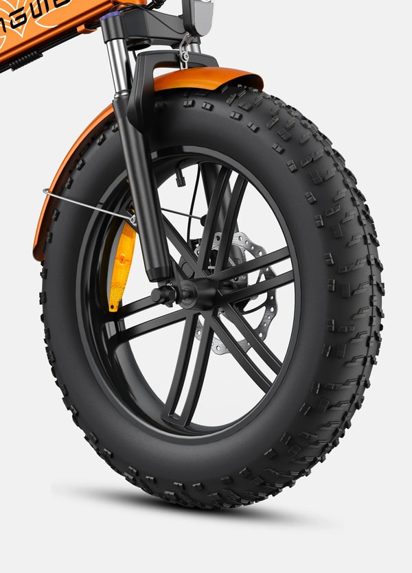 Engwe EP-2 Pro voorwiel close-up die de brede fatbike band, het voorspatbord, de voorvork en de schijfrem toont
