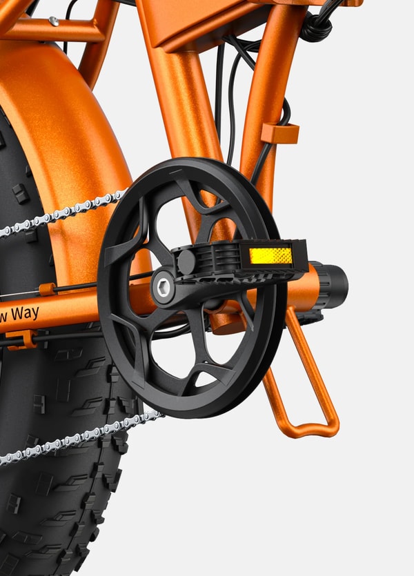 Engwe EP-2 Pro aandrijflijn close-up die de ketting, het kettingblad, het pedaal, de crank en het opvouwbare frame toont