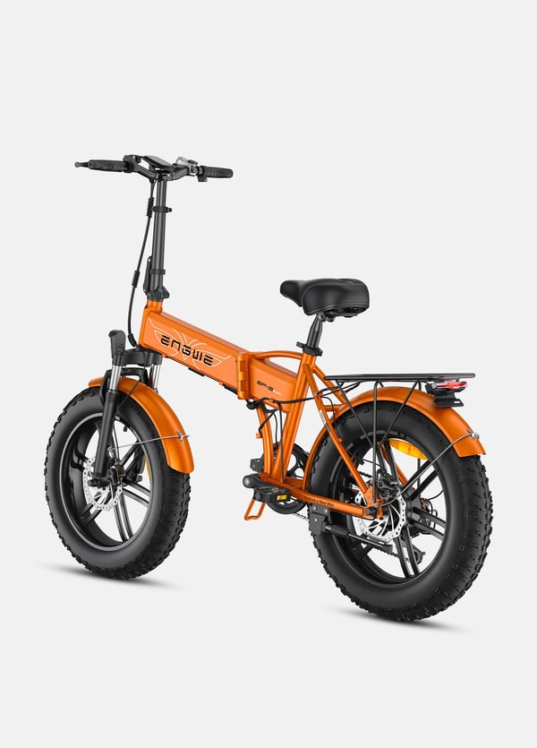 Oranje Engwe EP-2 Pro elektrische fatbike getoond vanuit een driekwart achteraanzicht met bagagedrager, spatborden, fatbike banden en schijfremmen